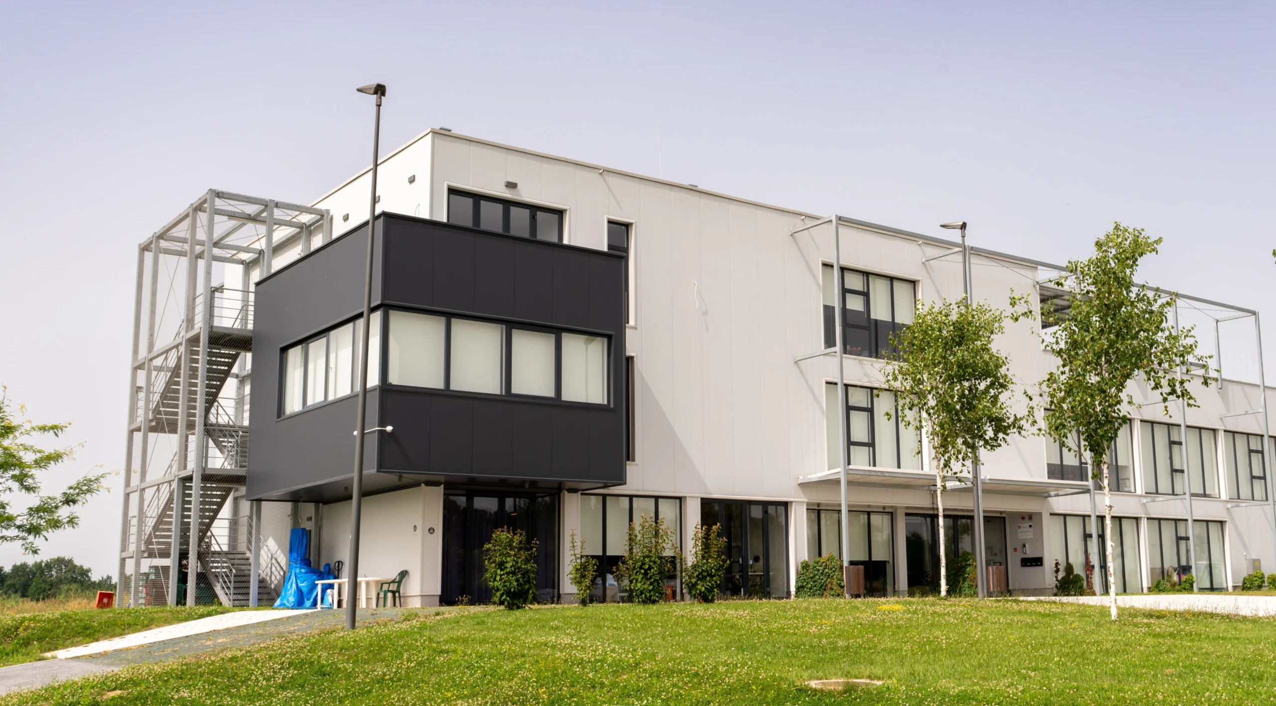 Edificio aziendale moderno con uffici, rappresentativo delle imprese e PMI a cui si rivolge Studio De Paoli.
